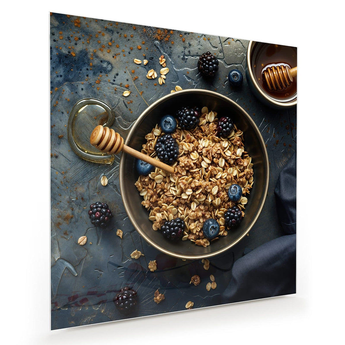 Schale Granola mit Brombeeren und Blaubeeren, Honiglöffel auf dunklem Stein