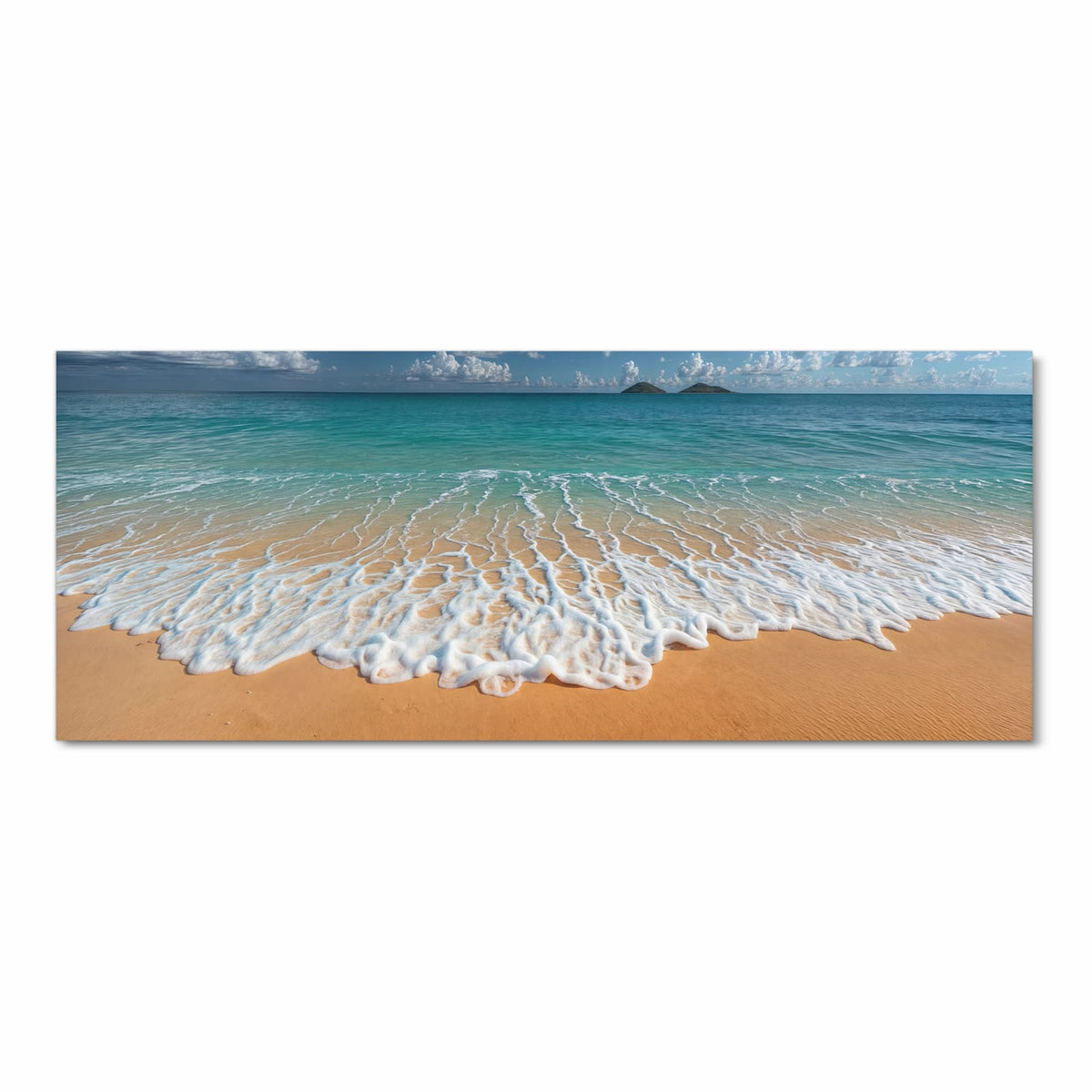 Schaumzungen auf orangem Sand, dahinter türkises Meer und zwei kleine Inseln am Horizont