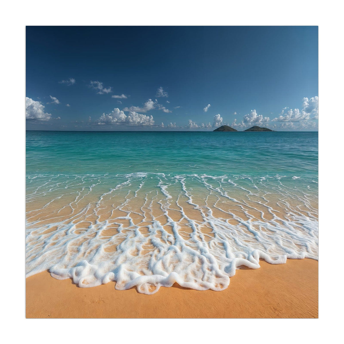 Schaumzungen auf orangem Sand, dahinter türkises Meer und zwei kleine Inseln am Horizont