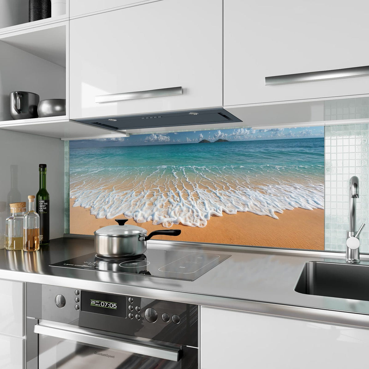 Küchenrückwand aus Glas Brandung vor Inseln im Hochformat als Spritzschutz hinter dem Kochfeld, über dem Fliesenspiegel montiert