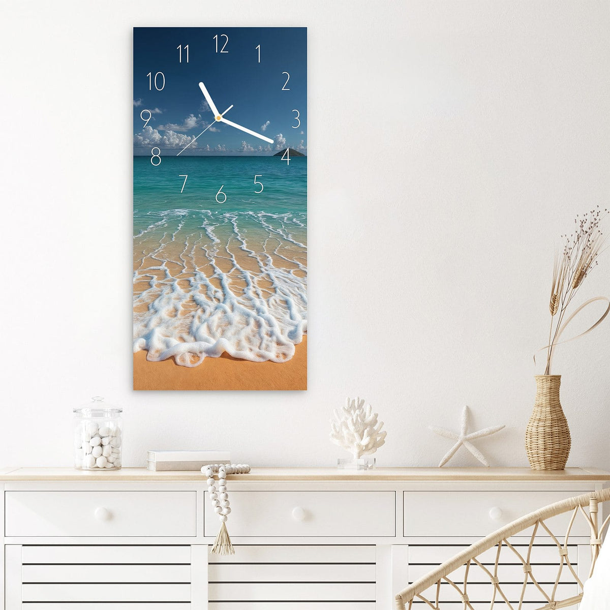 Wanduhr Wellen am Sandstrand aus Glas – Hochformat 30 × 60 cm – Türkisblaue Brandung vor fernen Inseln