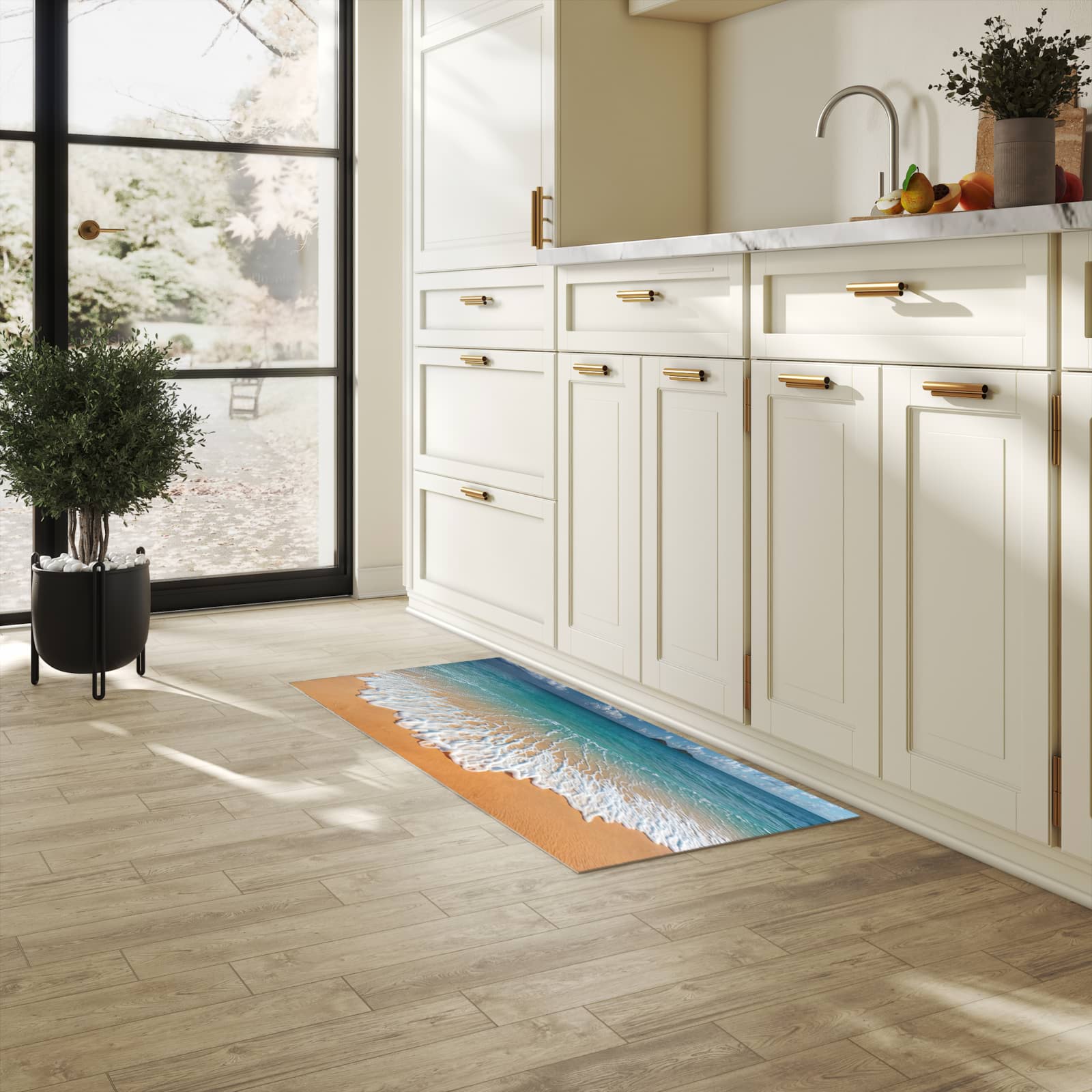 Feuchtigkeitsresistenter Küchenteppich mit Motiv Wellen am Sandstrand in heller Küche