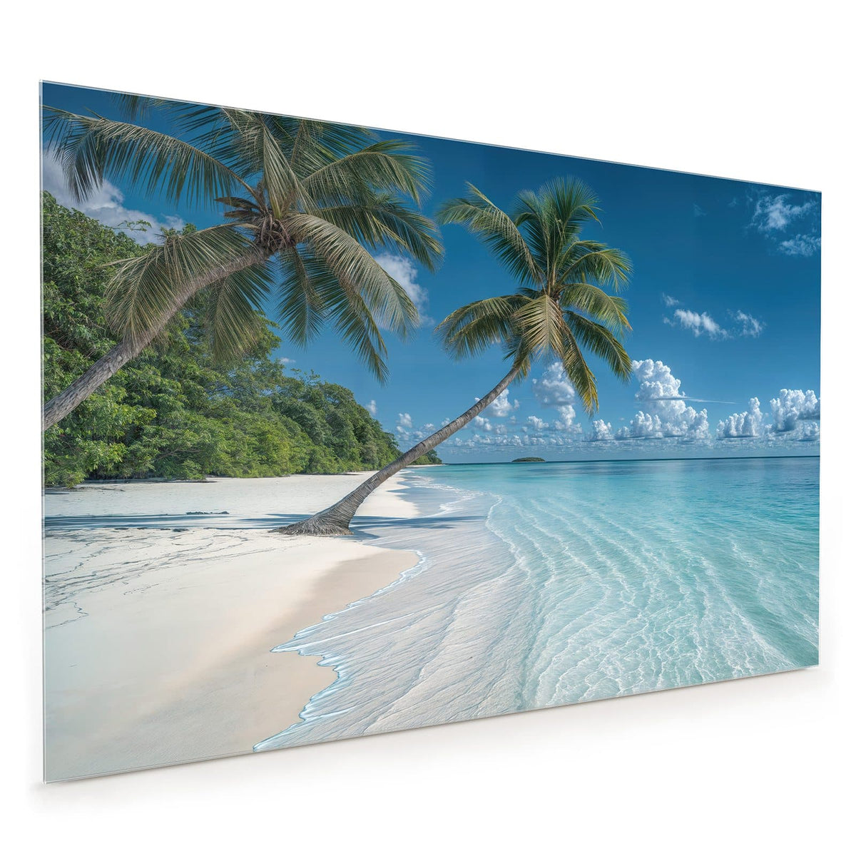 Küchenrückwand aus Glas im Hochformat: Zwei geneigte Palmen über weißem Sand, glasklares türkises Flachwasser, bewaldete Bucht