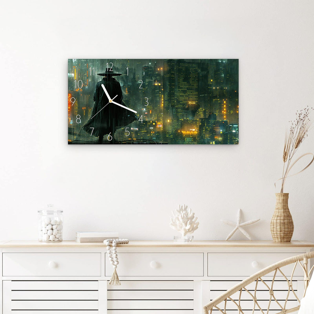 Wanduhr Regenmantel Stadt aus Glas – Querformat 60 × 30 cm – Mantelträger vor verregneter Neonstadt