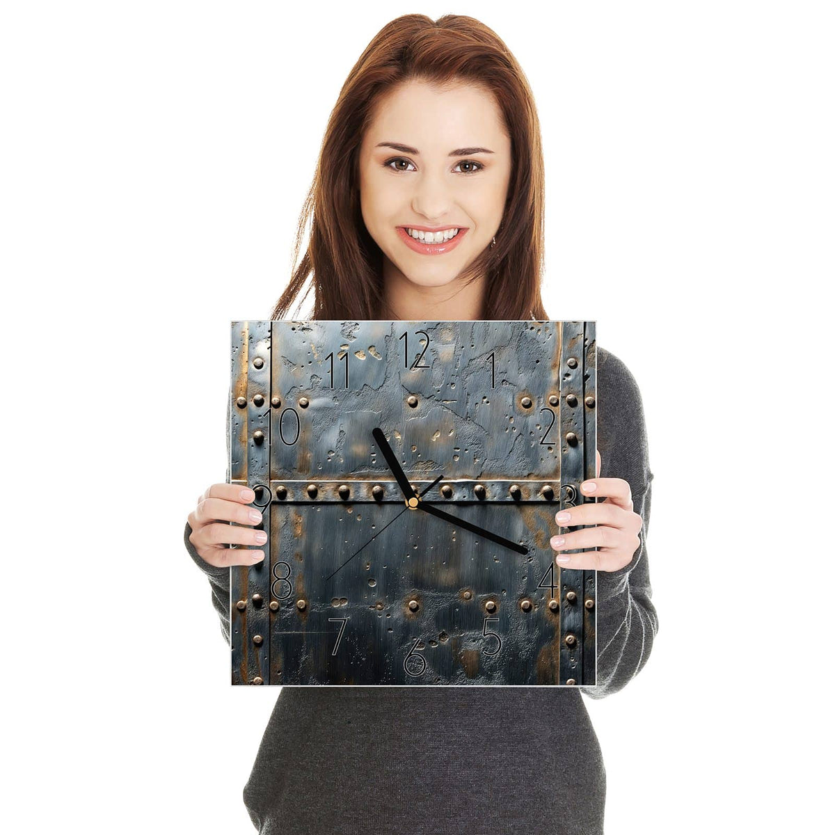 Dunkle Stahlplatten mit umlaufenden Nietreihen und Rostspuren an den Kanten