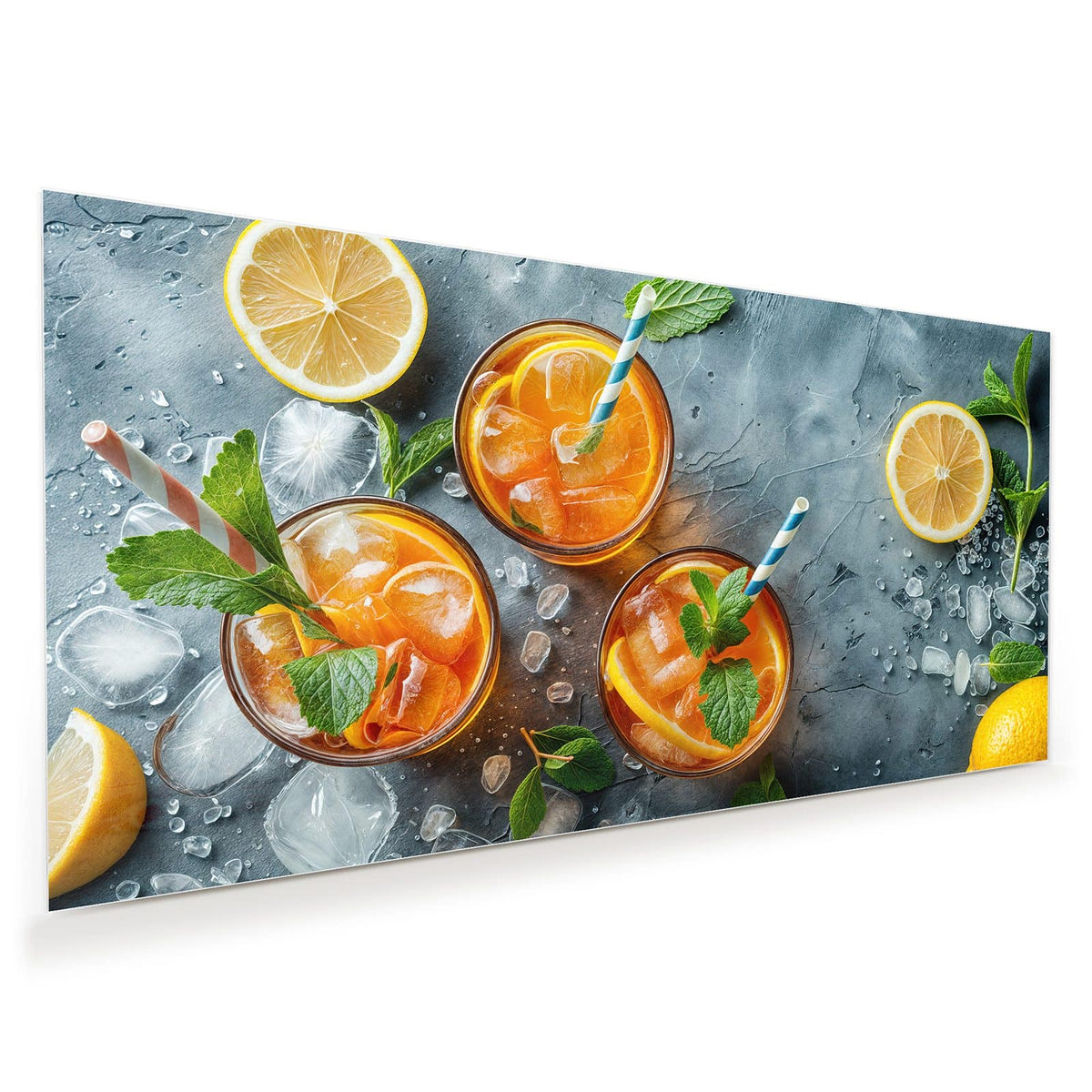 Drei Gläser mit orangefarbenem Eisgetränk, Zitrusscheiben, Minze und Papierstrohhalmen, daneben eine halbe Zitrone auf grauem Stein