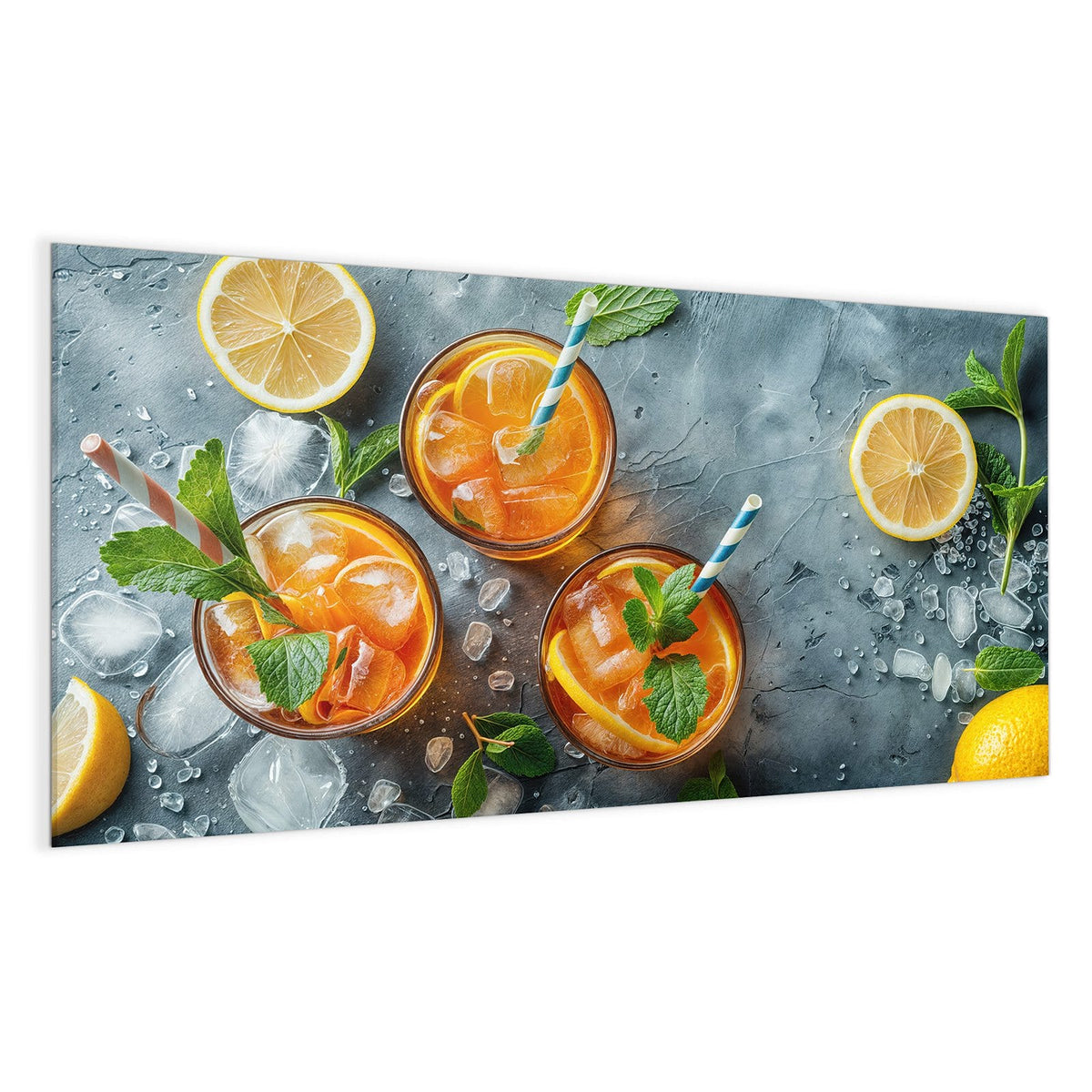 Drei Gläser mit orangefarbenem Eisgetränk, Zitrusscheiben, Minze und Papierstrohhalmen, daneben eine halbe Zitrone auf grauem Stein
