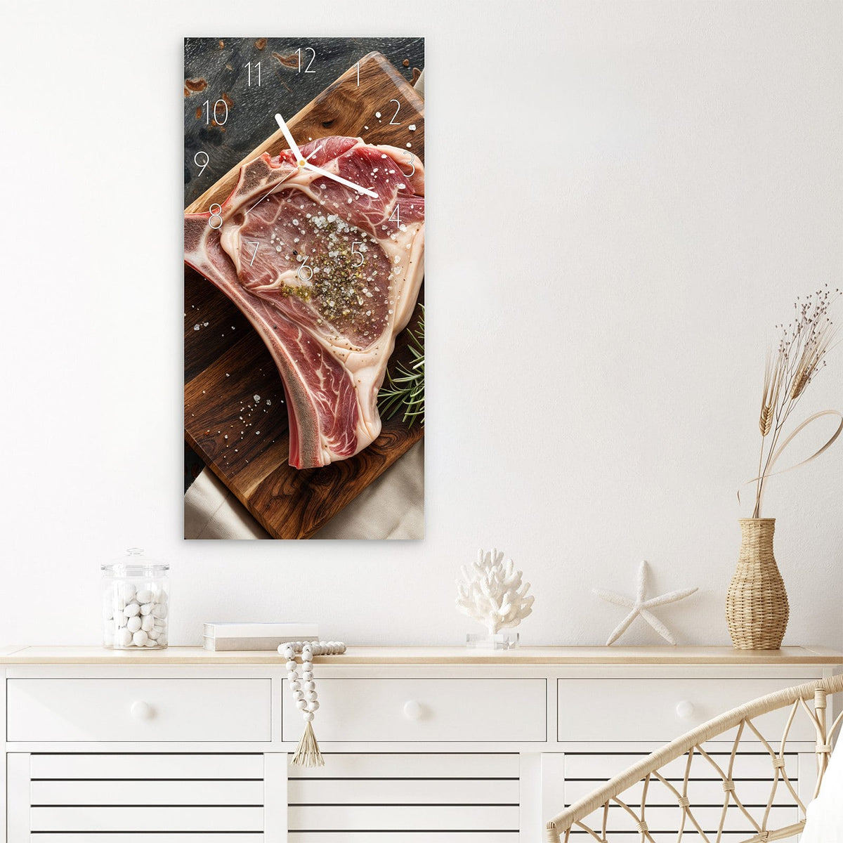 Wanduhr Steakauf Holzbrett aus Glas – Rohes Steak mit Salz und Rosmarin