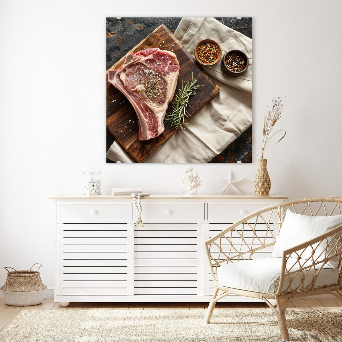 Glasbild Rohes Steak auf Holz an der Wand – Rohes T-Bone-Steak auf dunklem Holzbrett, Rosmarin und zwei Schälchen Pfefferkörner auf Leinentuch