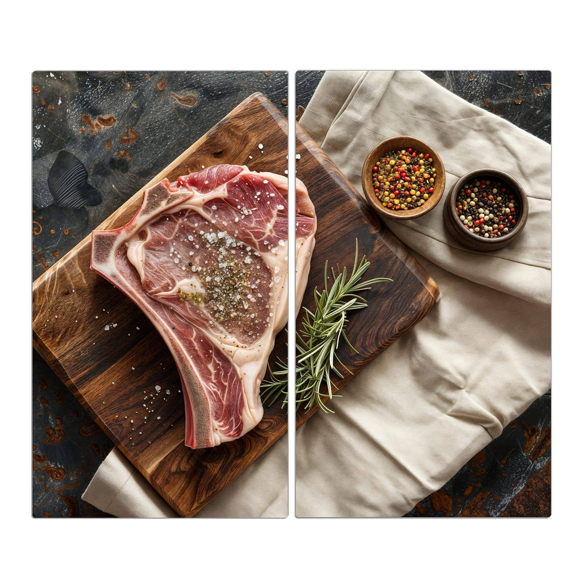 Rohes T-Bone-Steak auf dunklem Holzbrett, Rosmarin und zwei Schälchen Pfefferkörner auf Leinentuch