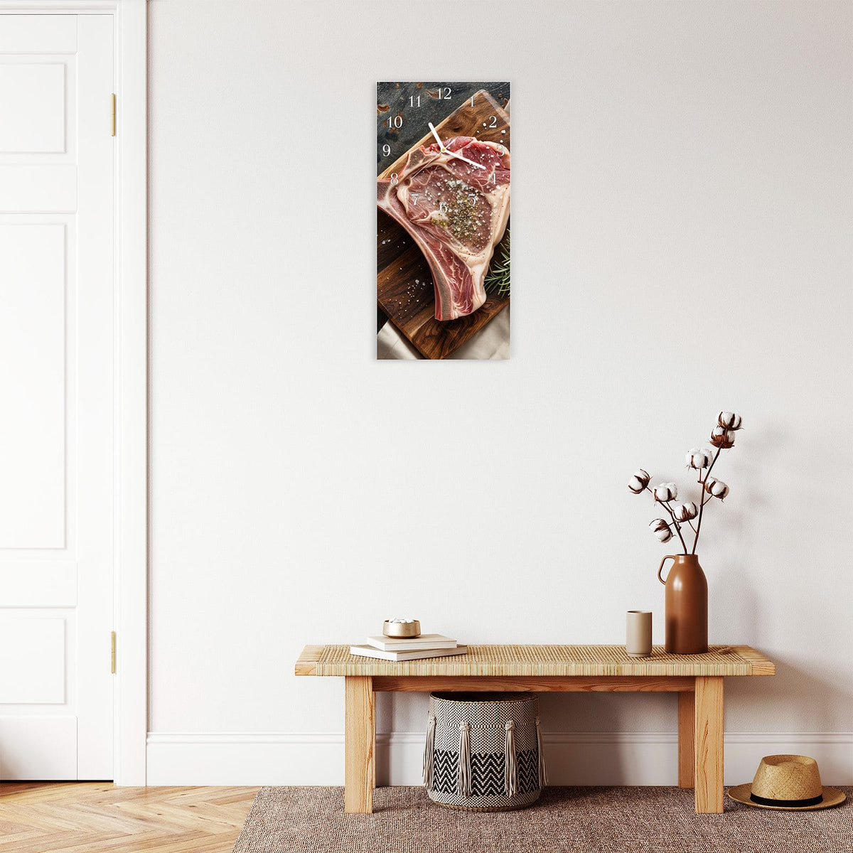 Moderne Wanduhr aus Glas mit Farbtiefe – Wanduhr Steakauf Holzbrett aus Glas – Hochformat 30 × 60 cm