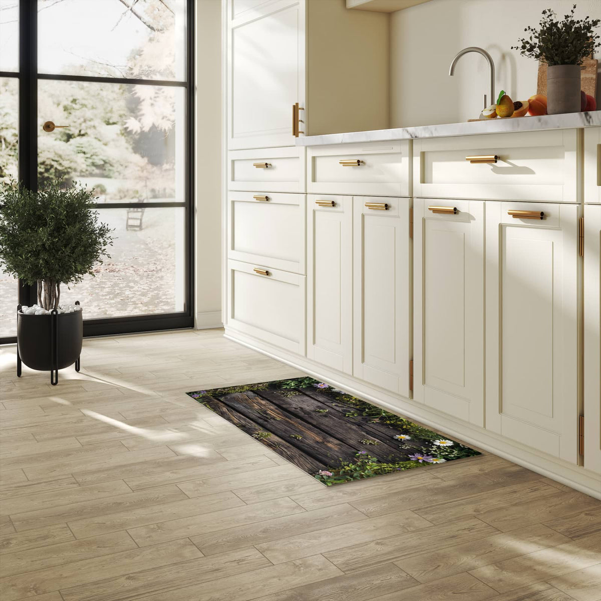 Zeitsparender Küchenteppich mit Motiv Holz mit Blumen in heller Küche - leicht waschbar