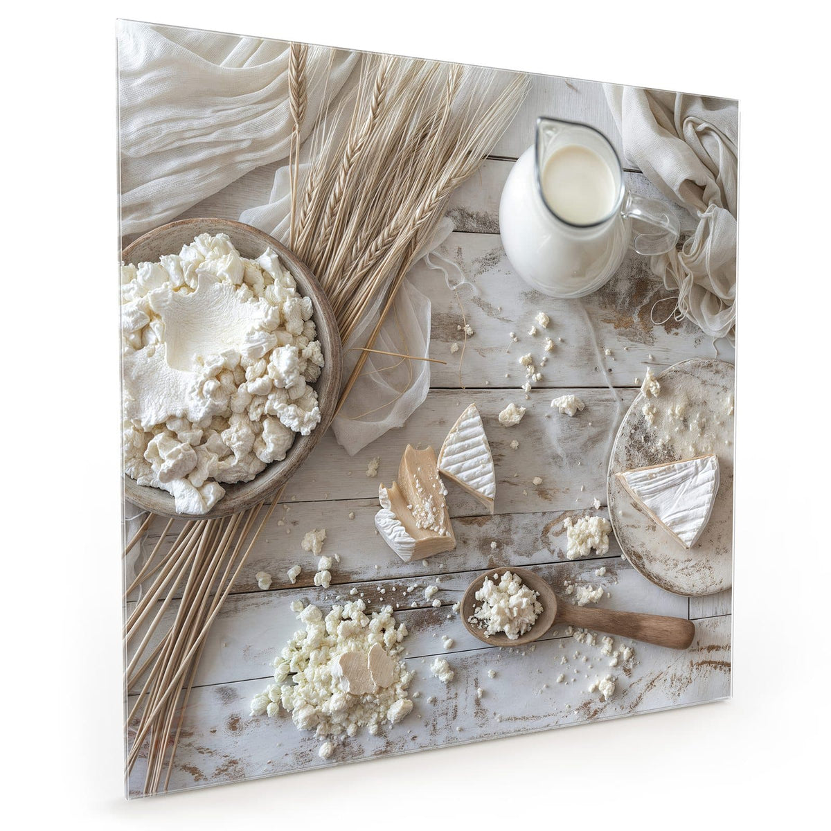 Küchenrückwand aus Glas im quadratischen Format mit Motiv Käse und Weizenähren: Krümeliger Weißkäse in Holzschale, zwei Camembert-Stücke #grösse_40 x 40 cm #grösse_50 x 50 cm #grösse_60 x 60 cm