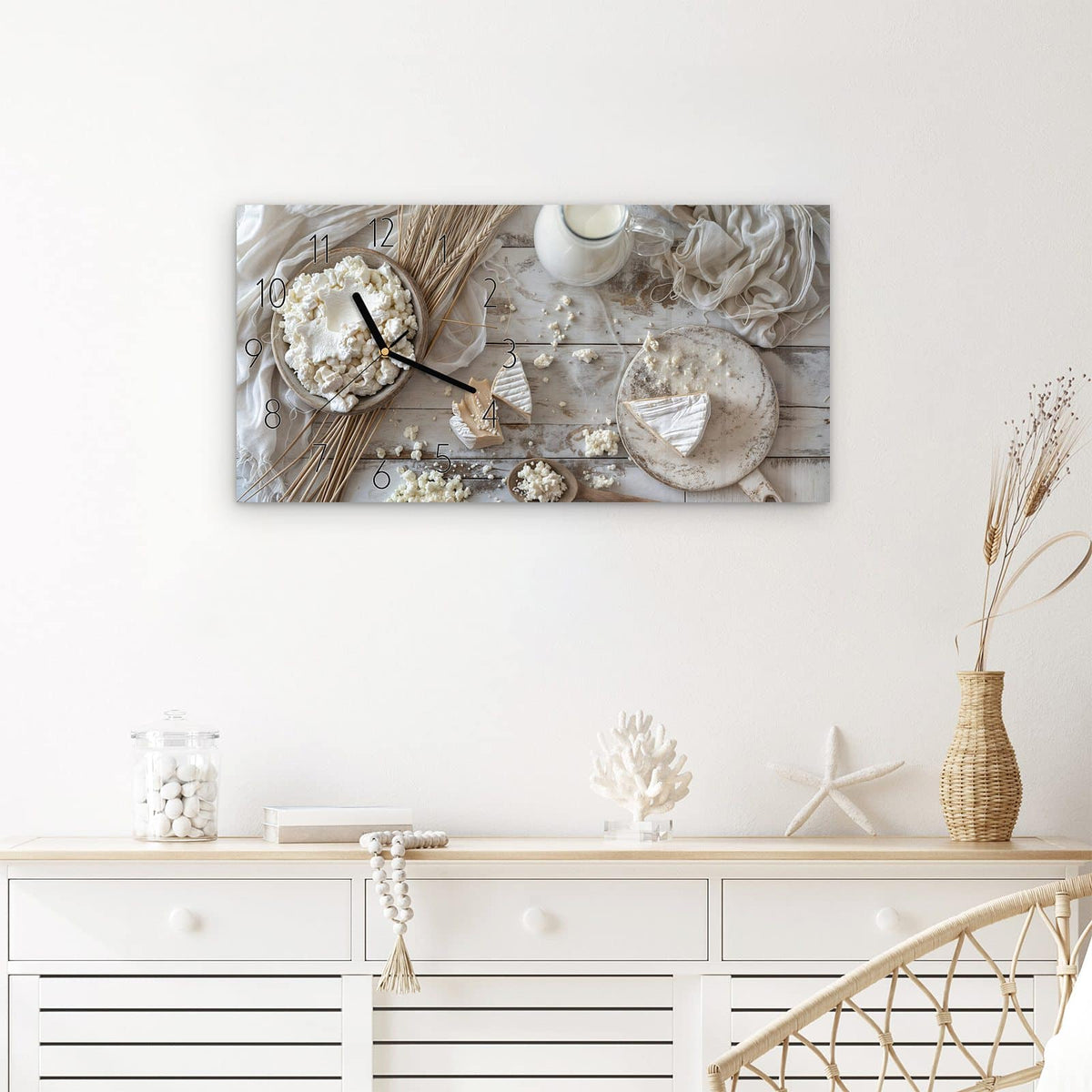 Wanduhr Ziegenkäse Schale aus Glas – Querformat 60 × 30 cm – Milchkrug und Käse auf Holztisch