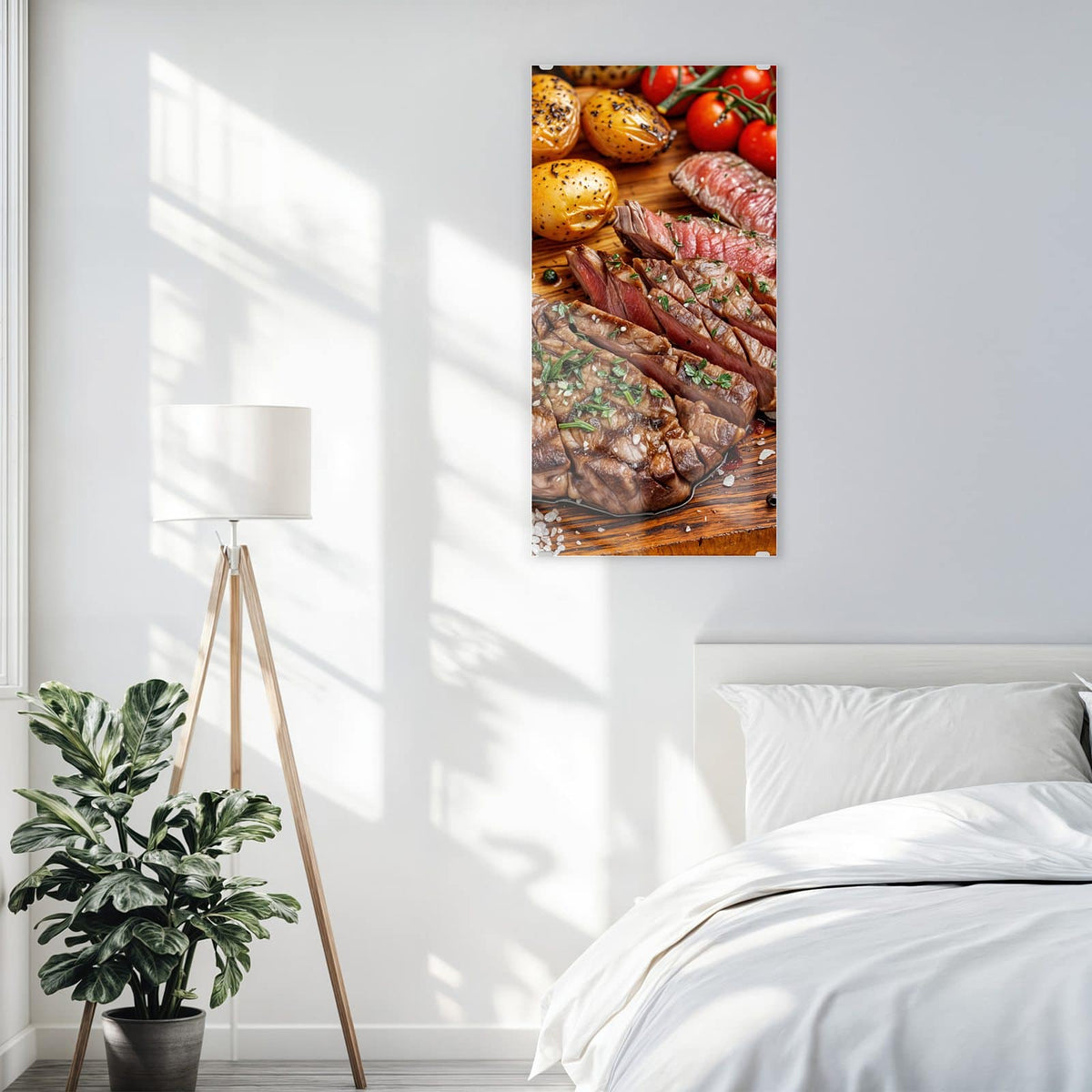Glasbild Steak mit Kartoffeln an der Wand – Aufgeschnittenes Steak auf Holzbrett mit Ofenkartoffeln, Rispentomaten, Rosmarin und Pfefferkörnern