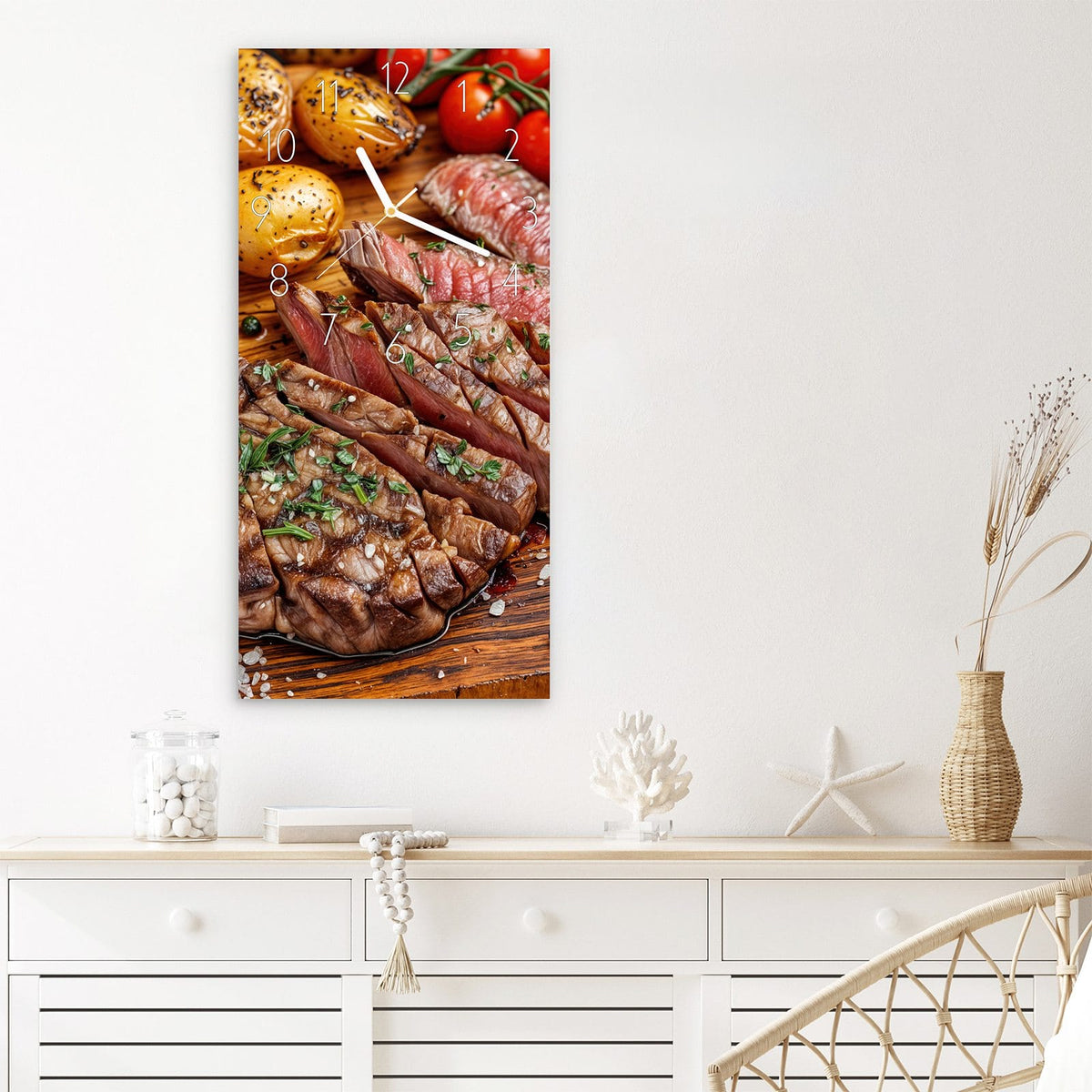 Wanduhr Grillplatte aus Glas – Fleisch, Kartoffeln und Tomaten auf Brett