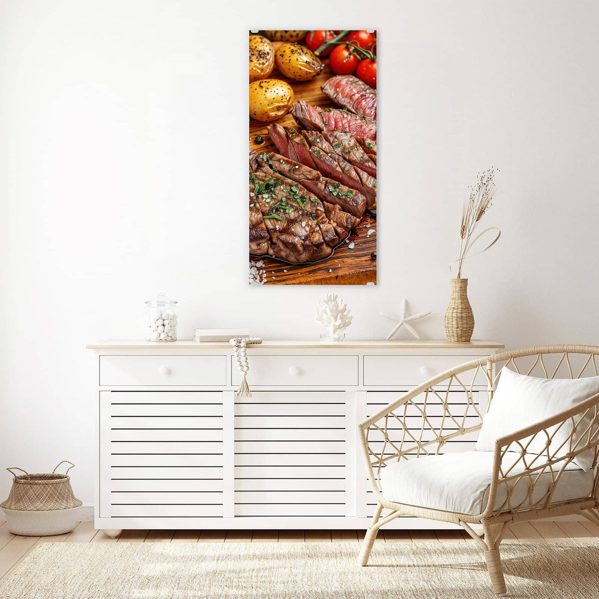 Glasbild Steak mit Kartoffeln an der Wand – Aufgeschnittenes Steak auf Holzbrett mit Ofenkartoffeln, Rispentomaten, Rosmarin und Pfefferkörnern