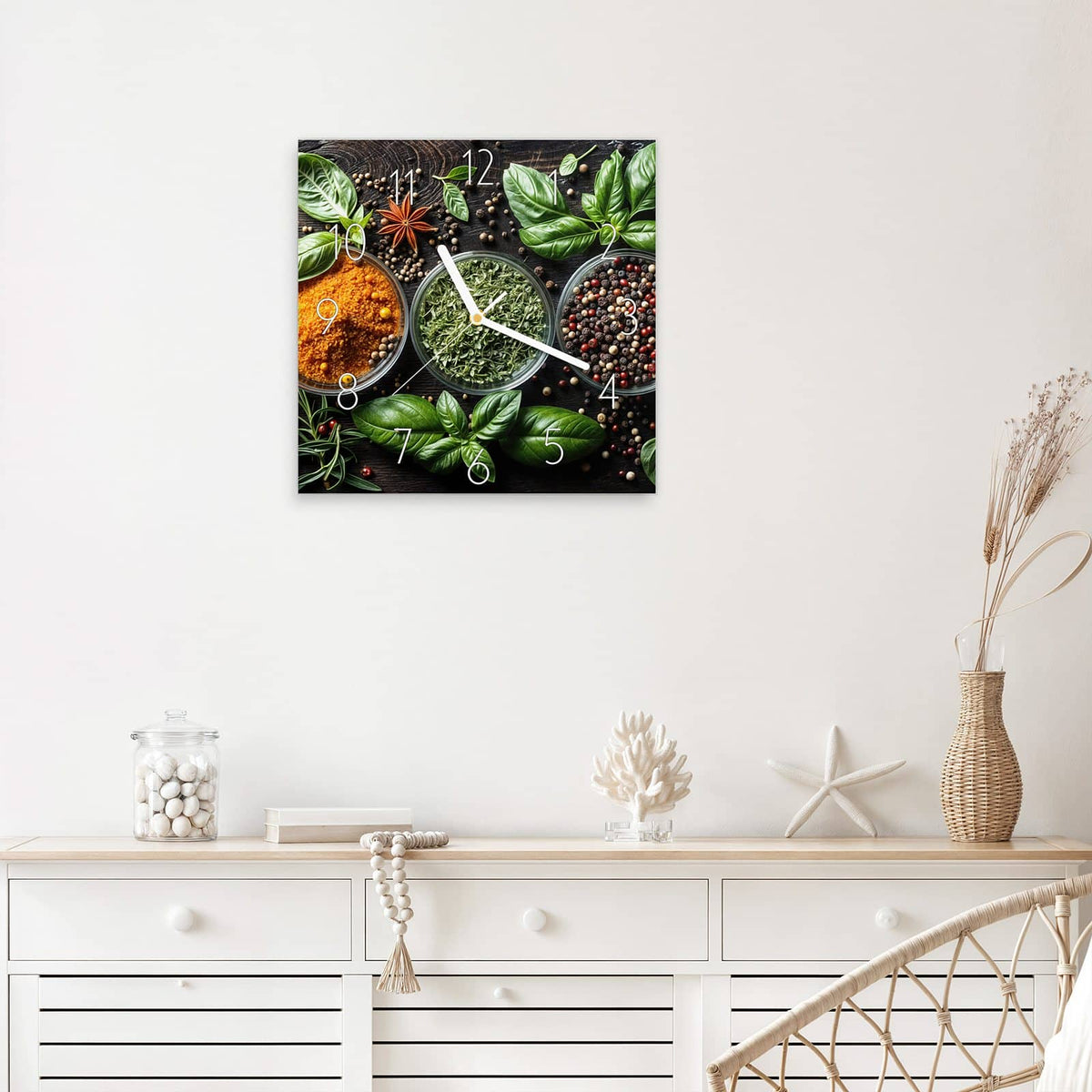 Wanduhr Gewürze Und Kräuter aus Glas – Quadratisch 30 × 30 cm – Pfeffer, Chilis und Knoblauch auf Holz