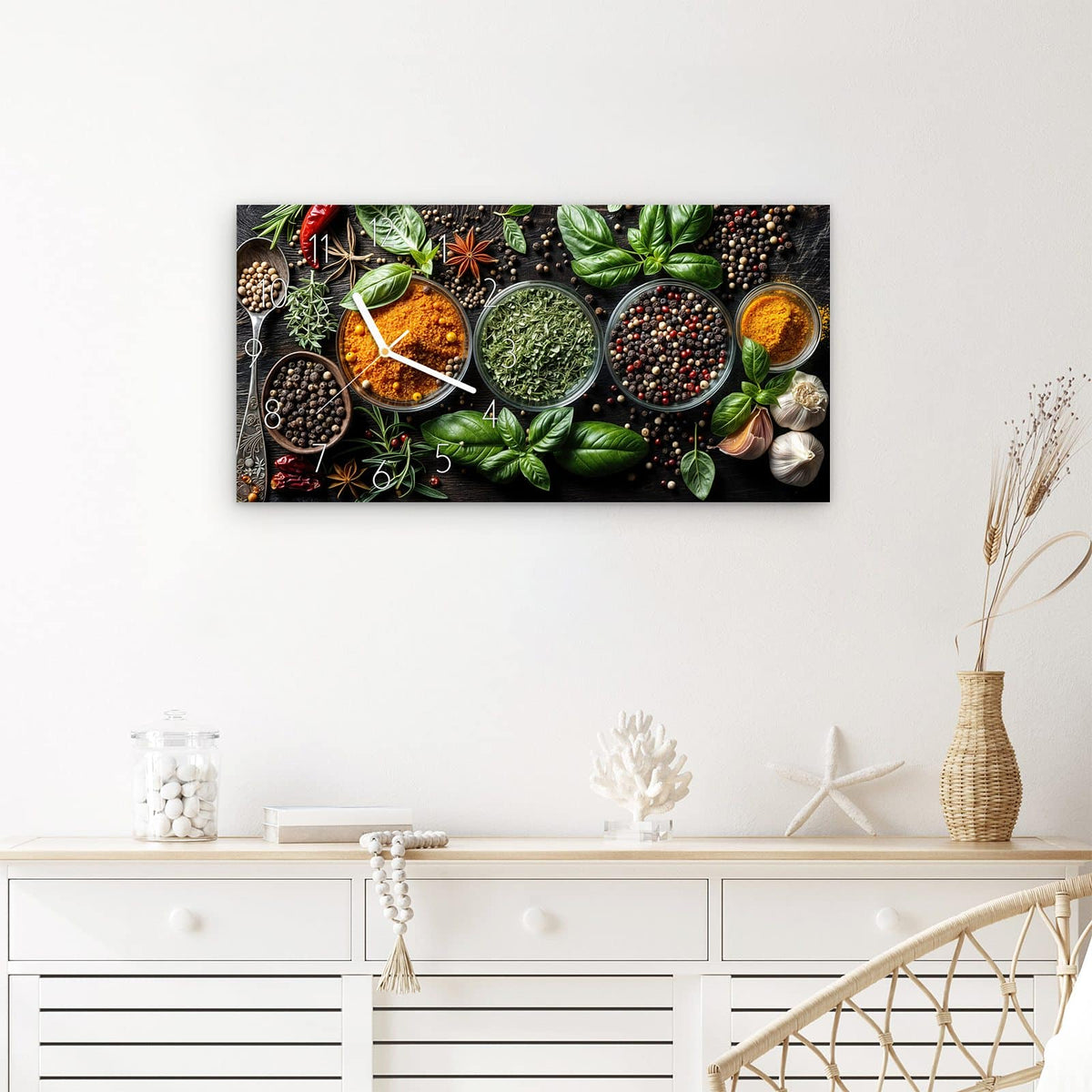 Wanduhr Gewürze Und Kräuter aus Glas – Querformat 60 × 30 cm – Pfeffer, Chilis und Knoblauch auf Holz