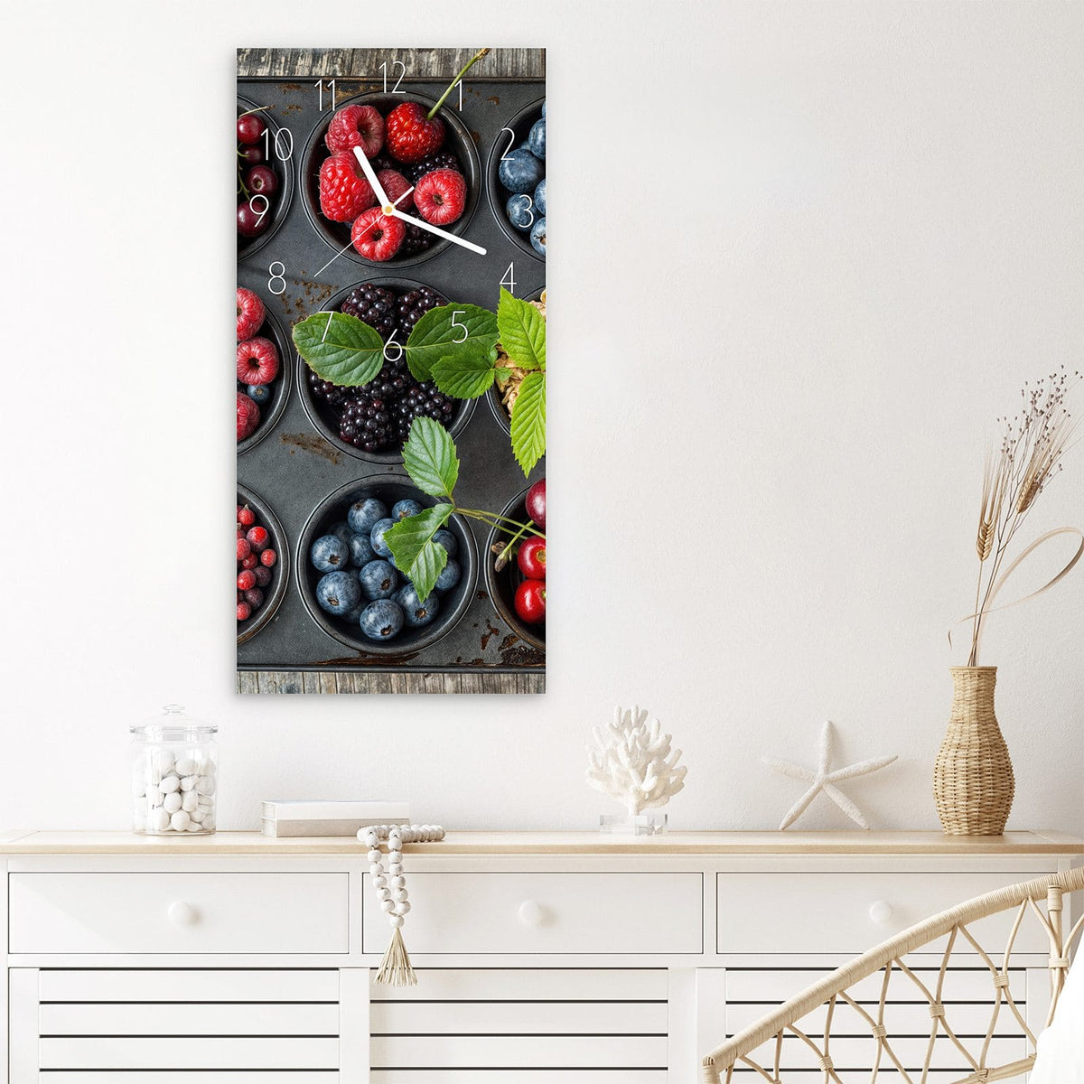 Wanduhr Bunte Beeren aus Glas – Beeren und Haferflocken auf Backblech