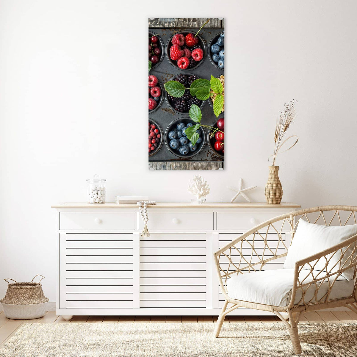 Glasbild Beeren in Muffinform an der Wand – Muffinblech, dessen Mulden mit Kirschen, Himbeeren, Blaubeeren, Brombeeren, Johannisbeeren und Haferflocken gefüllt sind, auf Holz
