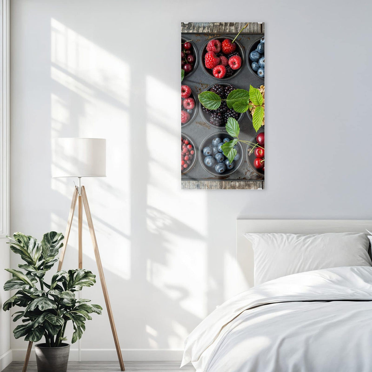 Glasbild Beeren in Muffinform an der Wand – Muffinblech, dessen Mulden mit Kirschen, Himbeeren, Blaubeeren, Brombeeren, Johannisbeeren und Haferflocken gefüllt sind, auf Holz