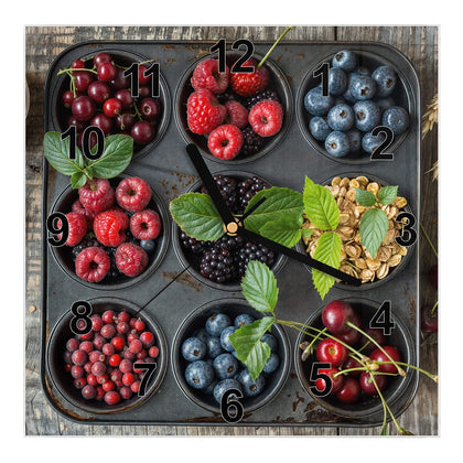 Wanduhr Quadratisch mit dem Motiv Beeren in Muffinform