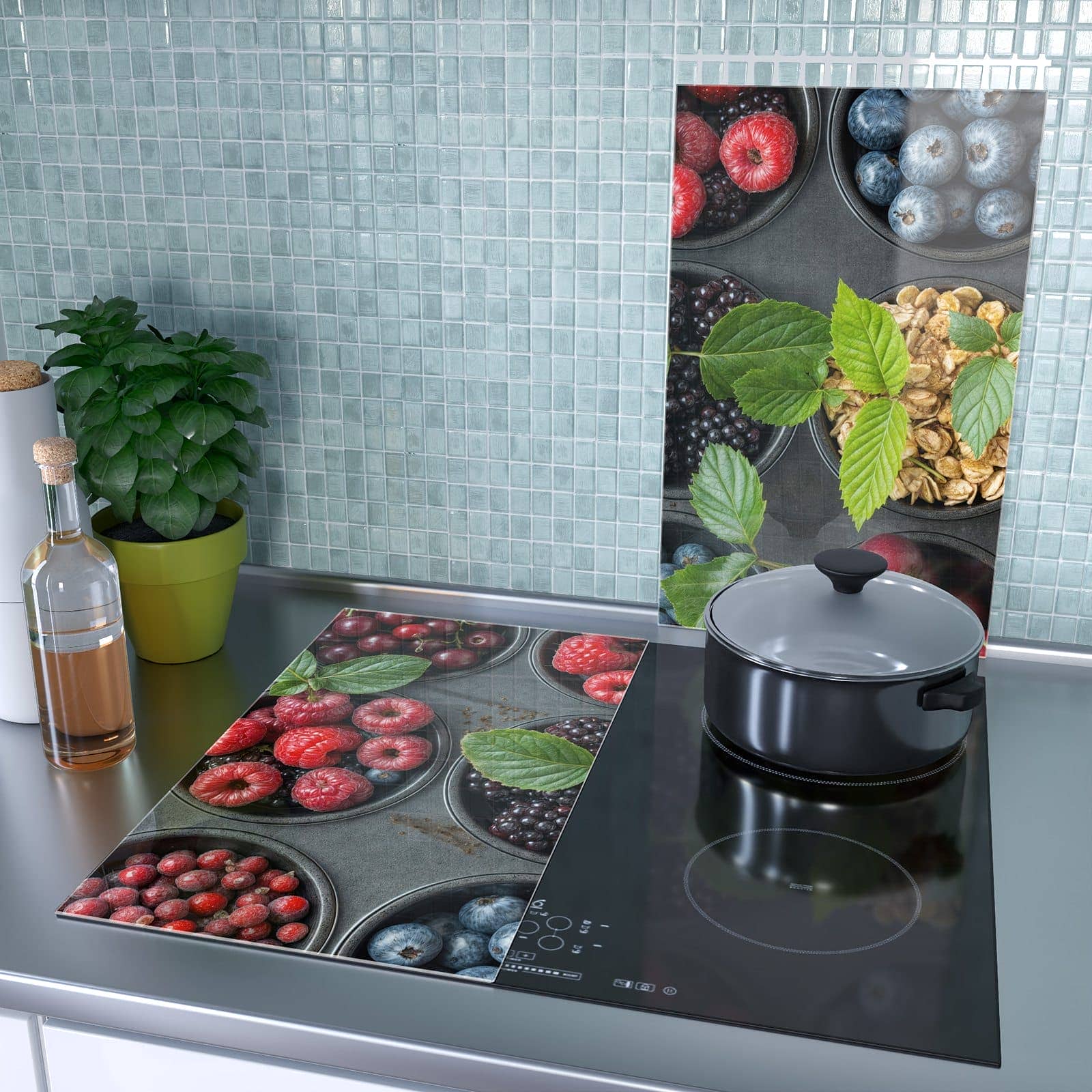 2-teilige Herdabdeckplatte für Induktion mit Bunte Beeren-Motiv als Spritzschutz hinter dem Kochfeld