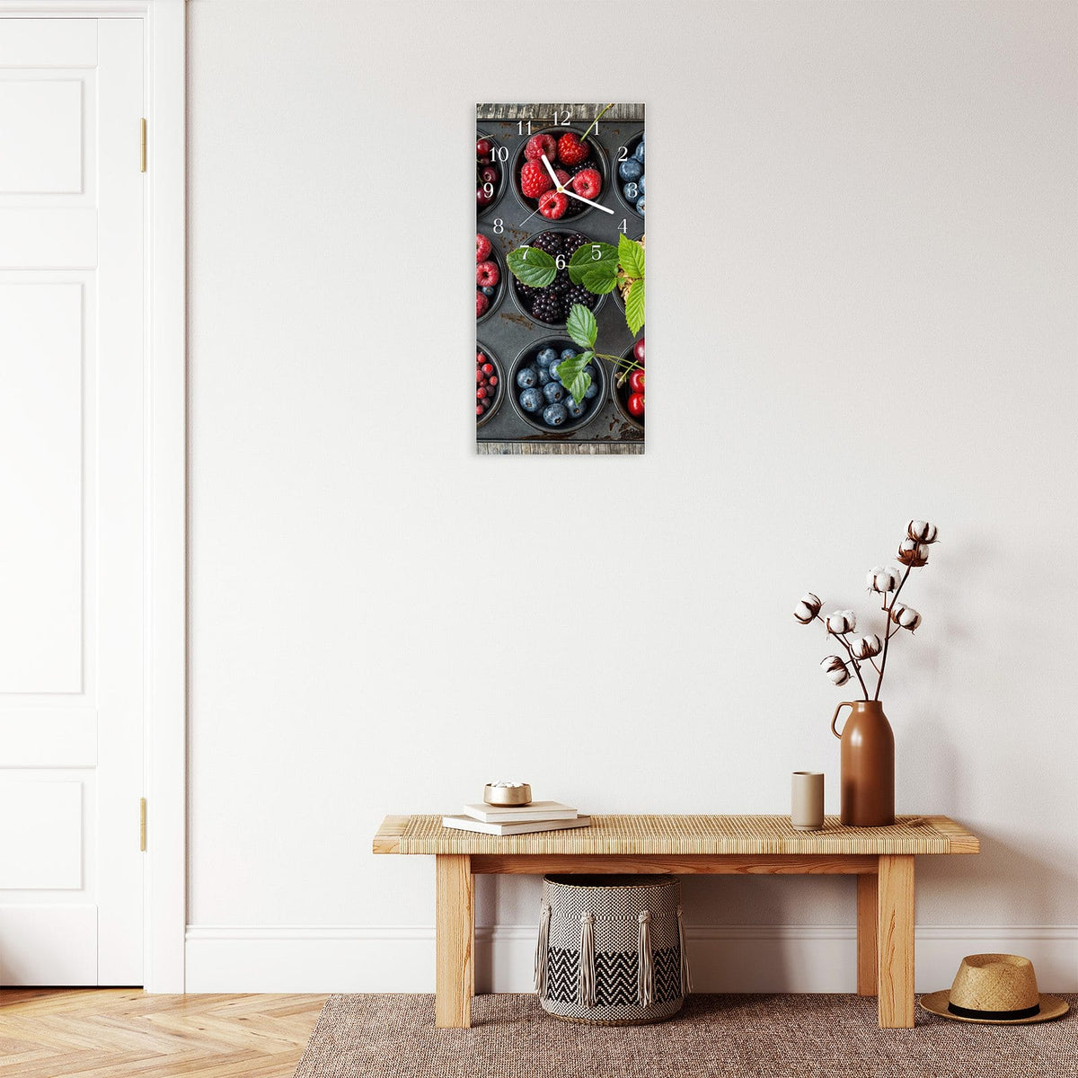 Moderne Wanduhr aus Glas mit Farbtiefe – Wanduhr Bunte Beeren aus Glas – Hochformat 30 × 60 cm