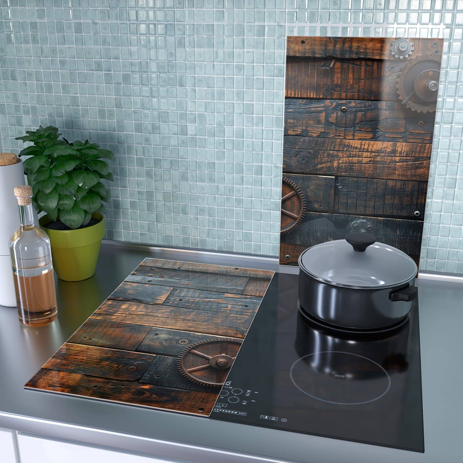 2-teilige Herdabdeckplatten aus Glas mit Holz und Zahnräder-Motiv als Spritzschutz hinter dem Kochfeld