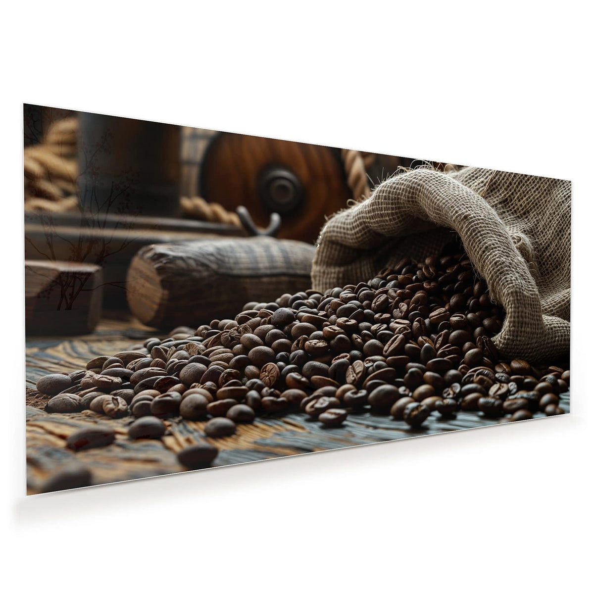 Dunkle Kaffeebohnen, die aus einem geöffneten Jutesack auf den Tisch quellen