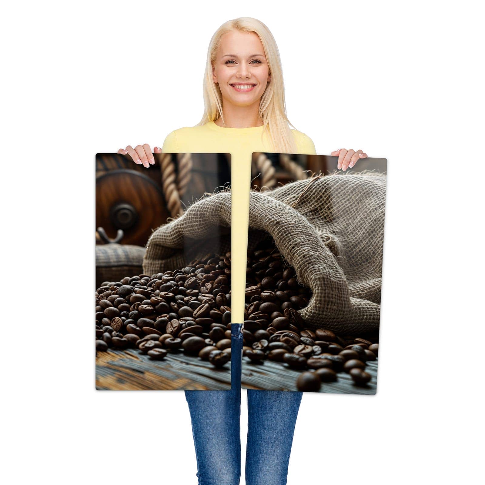 2-teilige Herdabdeckung aus Glas mit Kaffeebohnen Sack-Motiv wird zur Größendarstellung gehalten