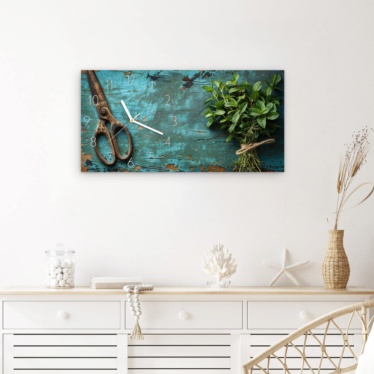 Wanduhr Alte Schereauf Holz aus Glas – Querformat 60 × 30 cm – Schere und Kräuter auf türkisem Holz