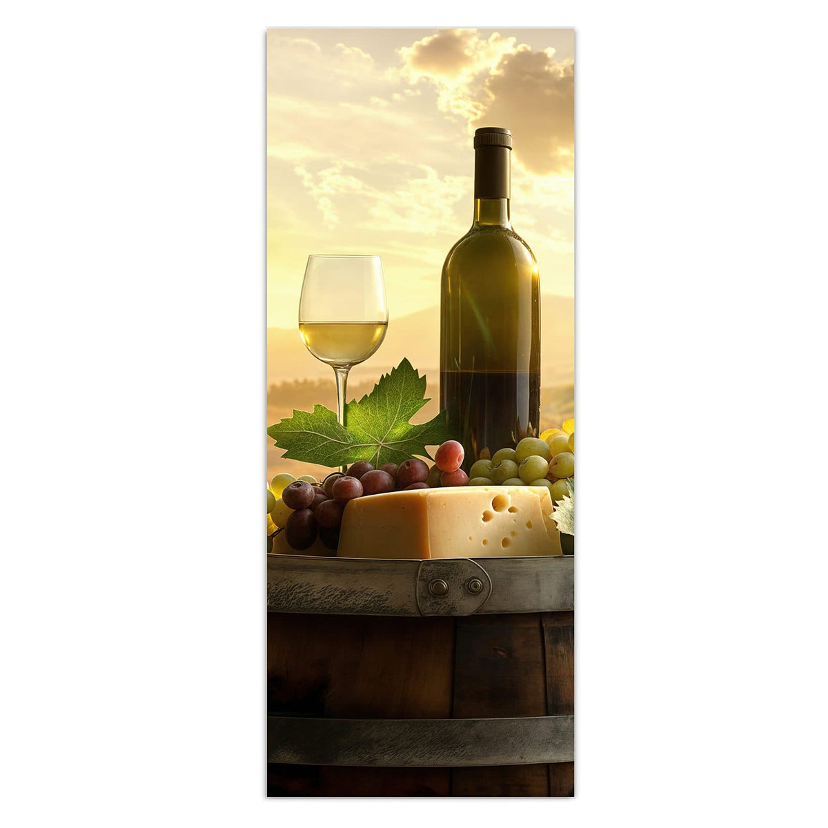 Weinflasche, Glas Weißwein, Käselaib und Trauben auf einem Holzfass vor Weinbergen