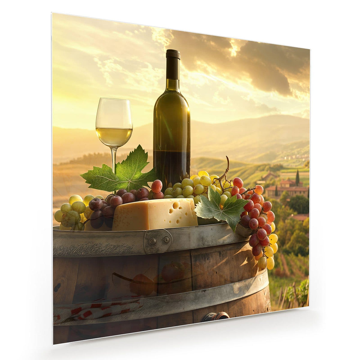 Weinflasche, Glas Weißwein, Käselaib und Trauben auf einem Holzfass vor Weinbergen