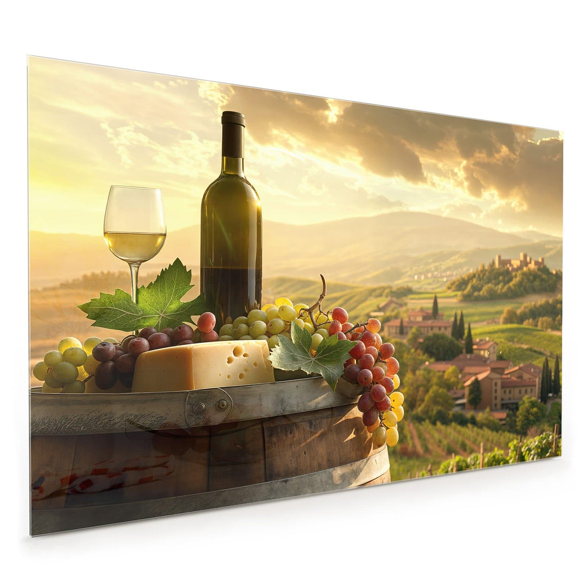 Küchenrückwand aus Glas im Hochformat: Weinflasche, Glas Weißwein, Käselaib und Trauben auf einem Holzfass vor Weinbergen