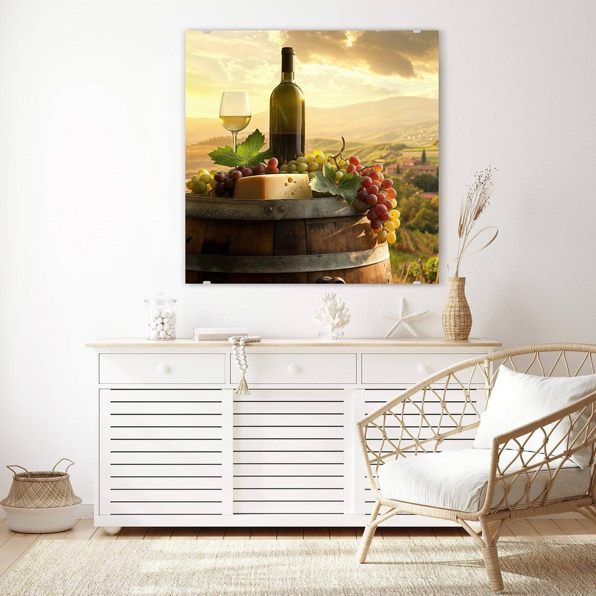 Glasbild Wein und Käse an der Wand – Weinflasche, Glas Weißwein, Käselaib und Trauben auf einem Holzfass vor Weinbergen