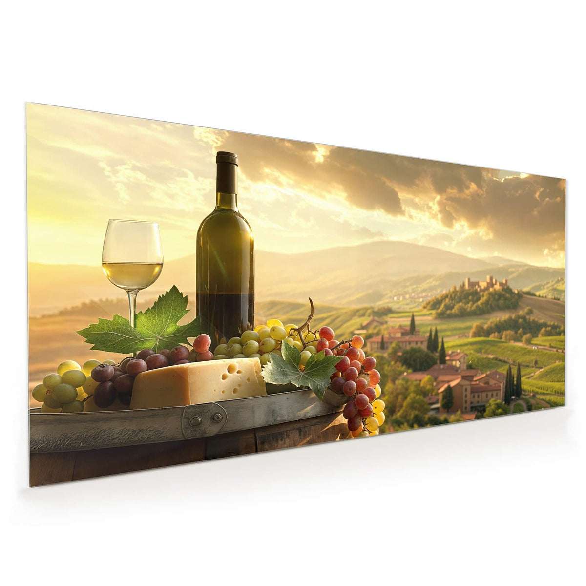 Küchenrückwand aus Glas im Hochformat: Weinflasche, Glas Weißwein, Käselaib und Trauben auf einem Holzfass vor Weinbergen
