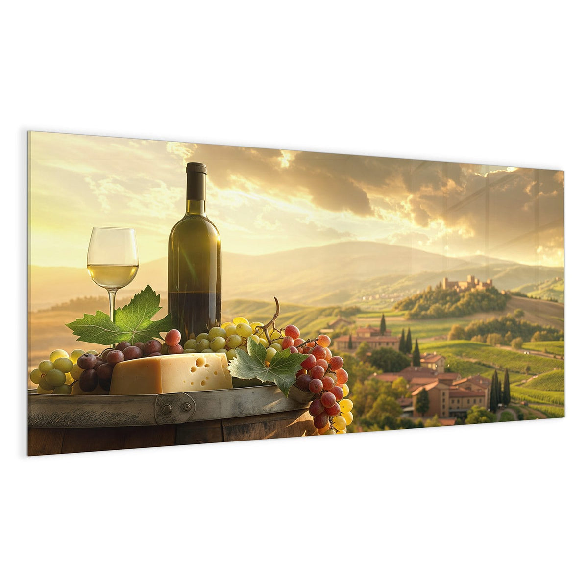 Weinflasche, Glas Weißwein, Käselaib und Trauben auf einem Holzfass vor Weinbergen