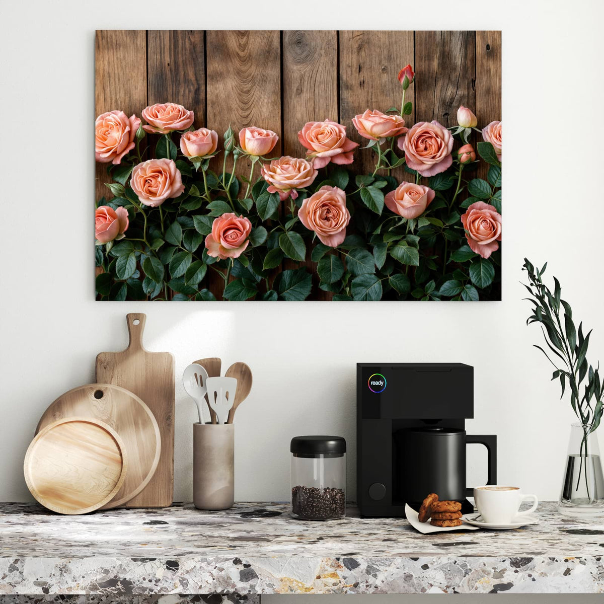 Apricotfarbene Rosen mit dunkelgrünem Laub vor einer Wand aus rustikalen Holzbrettern.