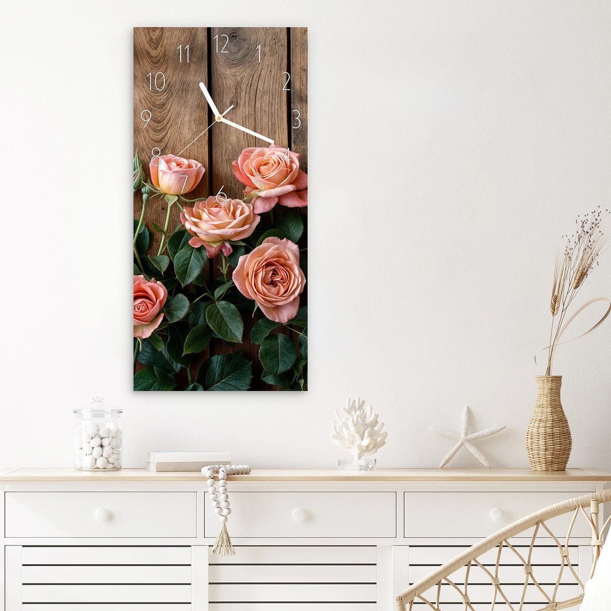 Wanduhr Rosen Holzhintergrund aus Glas – Apricotfarbene Rosen vor Altholz