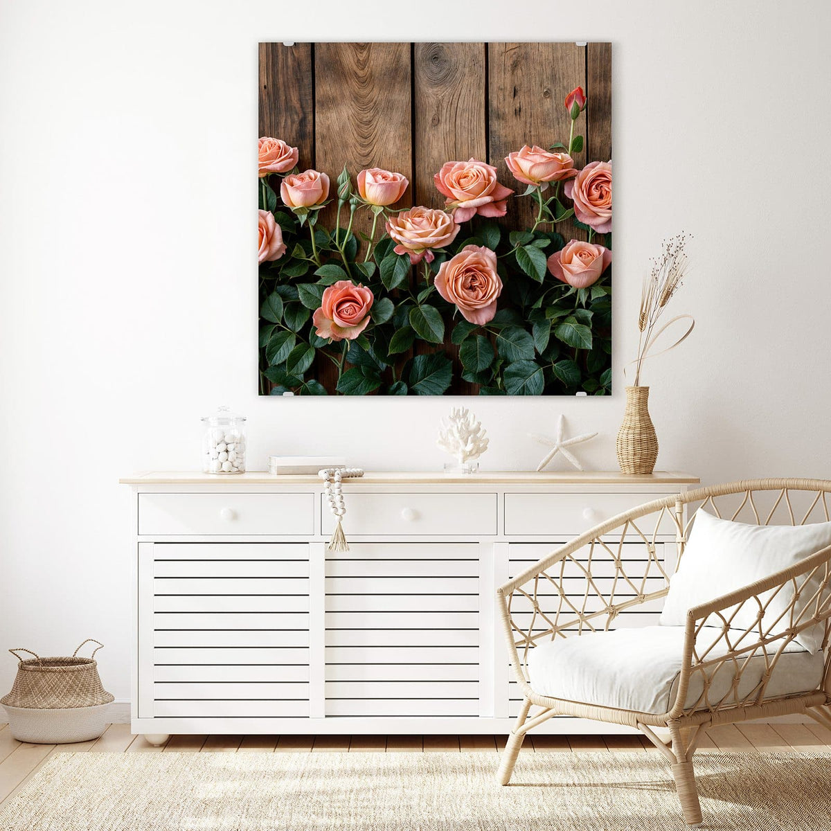 Glasbild Rosen vor Holzwand an der Wand – Apricotfarbene Rosen mit dunkelgrünem Laub vor einer Wand aus rustikalen Holzbrettern.