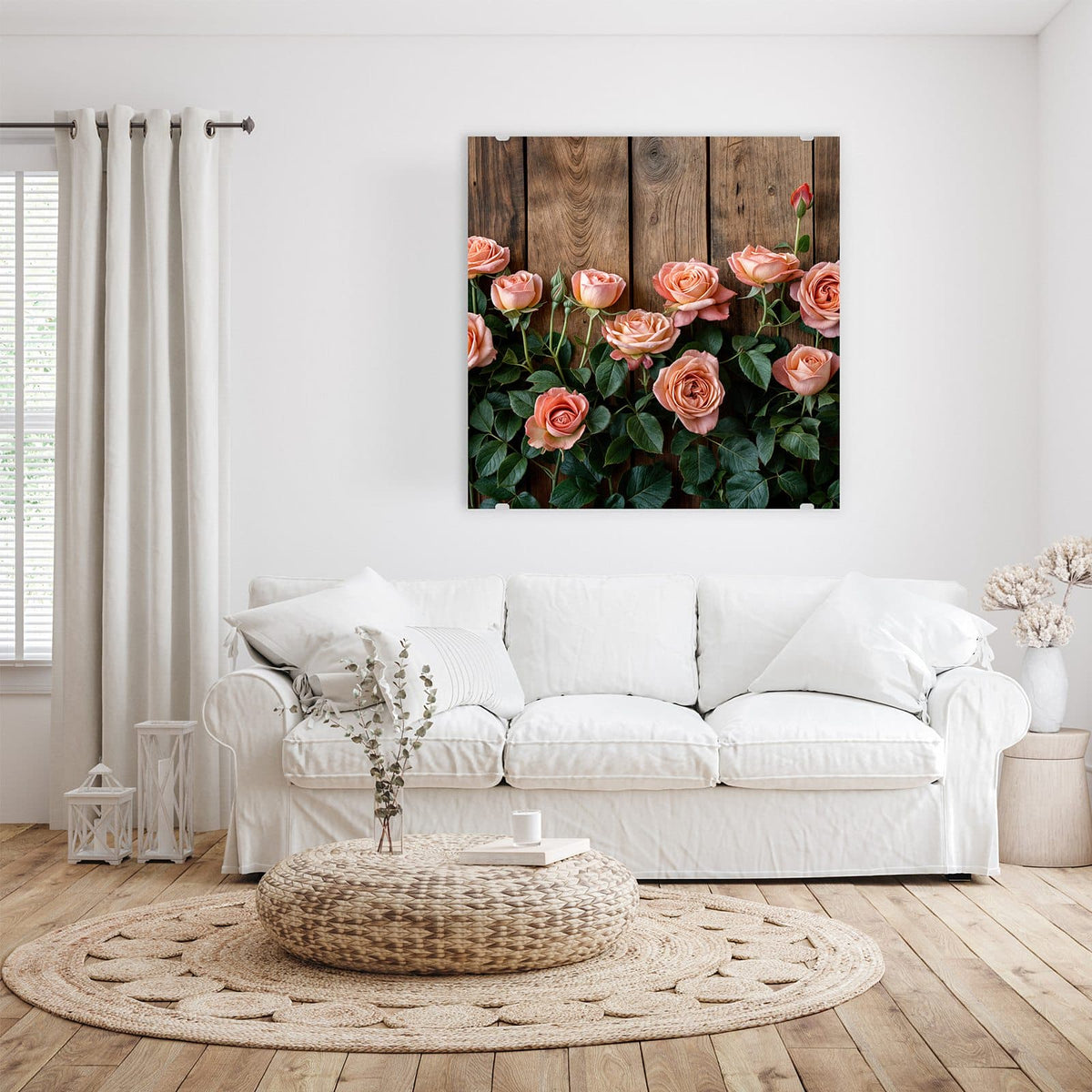 Glasbild Rosen vor Holzwand an der Wand – Apricotfarbene Rosen mit dunkelgrünem Laub vor einer Wand aus rustikalen Holzbrettern.