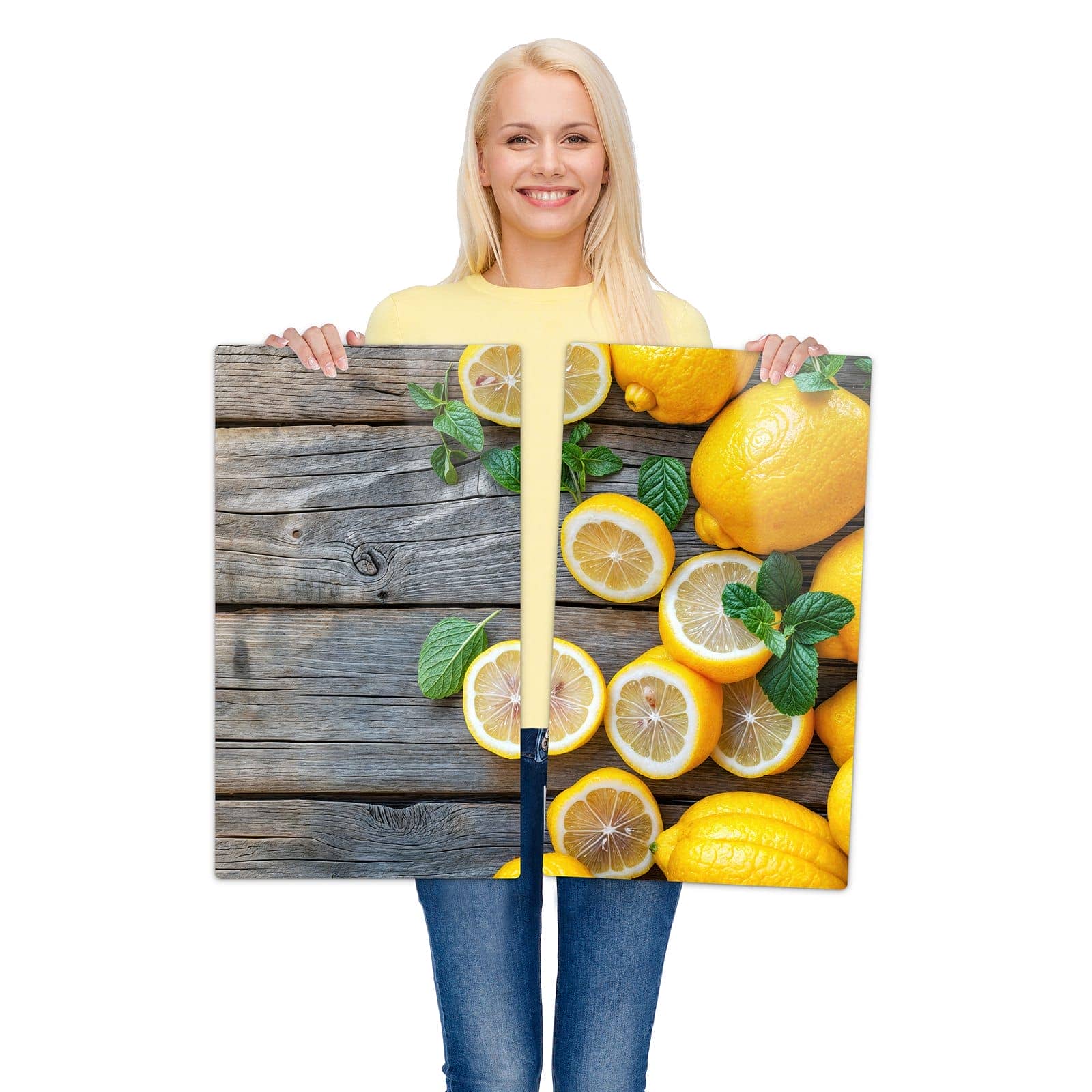 Abdeckplatte für Ceranfeld mit Lemon Fresh-Motiv wird zur Größendarstellung gehalten