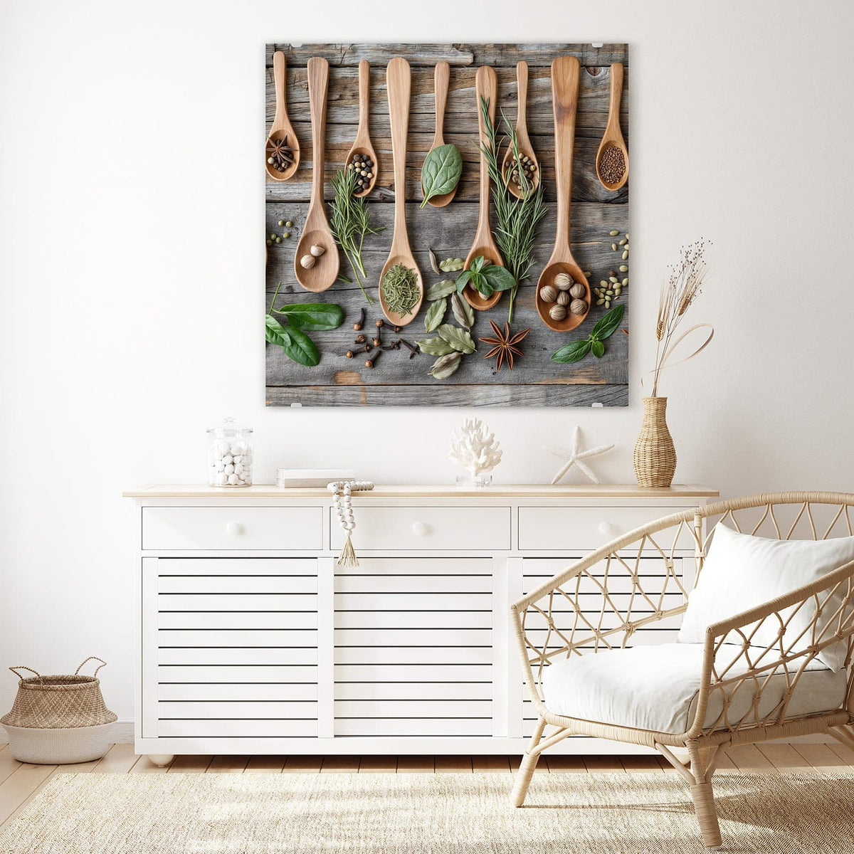 Glasbild Kräuter in Holzlöffeln an der Wand – Neun Holzlöffel auf verwittertem Holz, dazwischen Rosmarin, Basilikum, Lorbeer und Sternanis