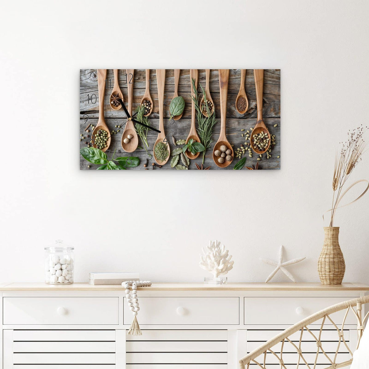 Wanduhr Holzlöffel und Kräuter aus Glas – Querformat 60 × 30 cm – Kräuter und Gewürze in Holzlöffeln