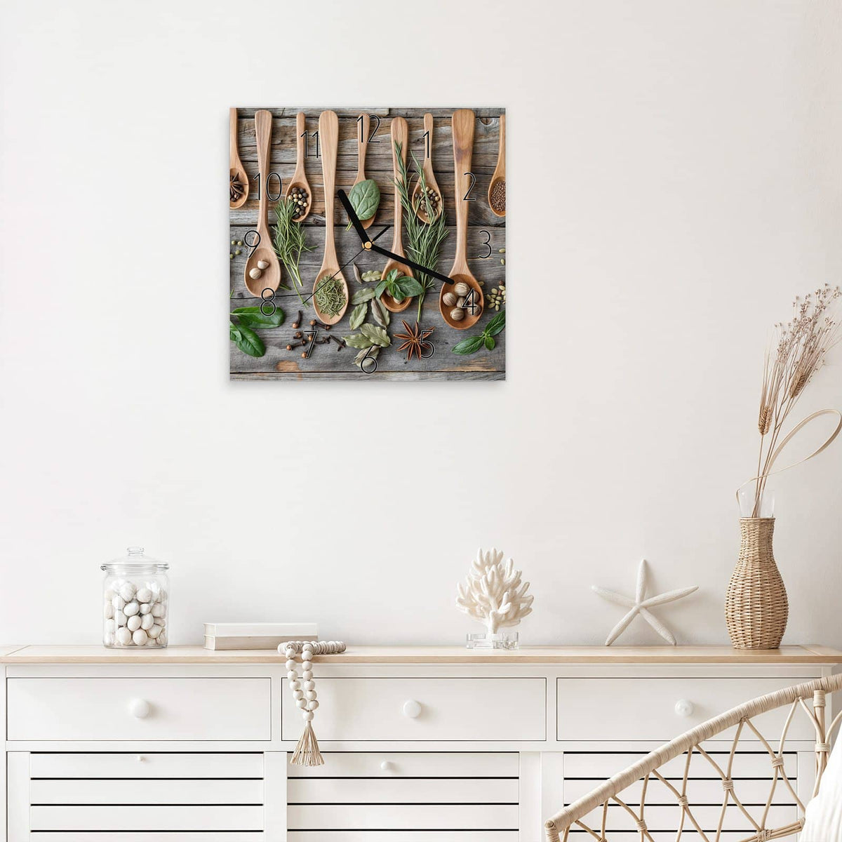 Wanduhr Holzlöffel und Kräuter aus Glas – Quadratisch 30 × 30 cm – Kräuter und Gewürze in Holzlöffeln