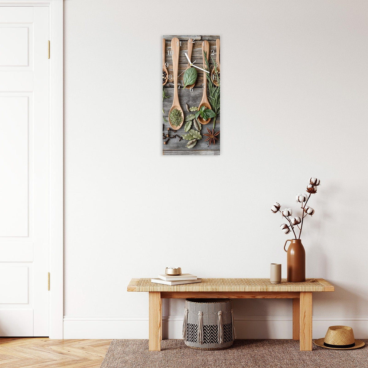 Moderne Wanduhr aus Glas mit Farbtiefe – Wanduhr Holzlöffel und Kräuter aus Glas – Hochformat 30 × 60 cm