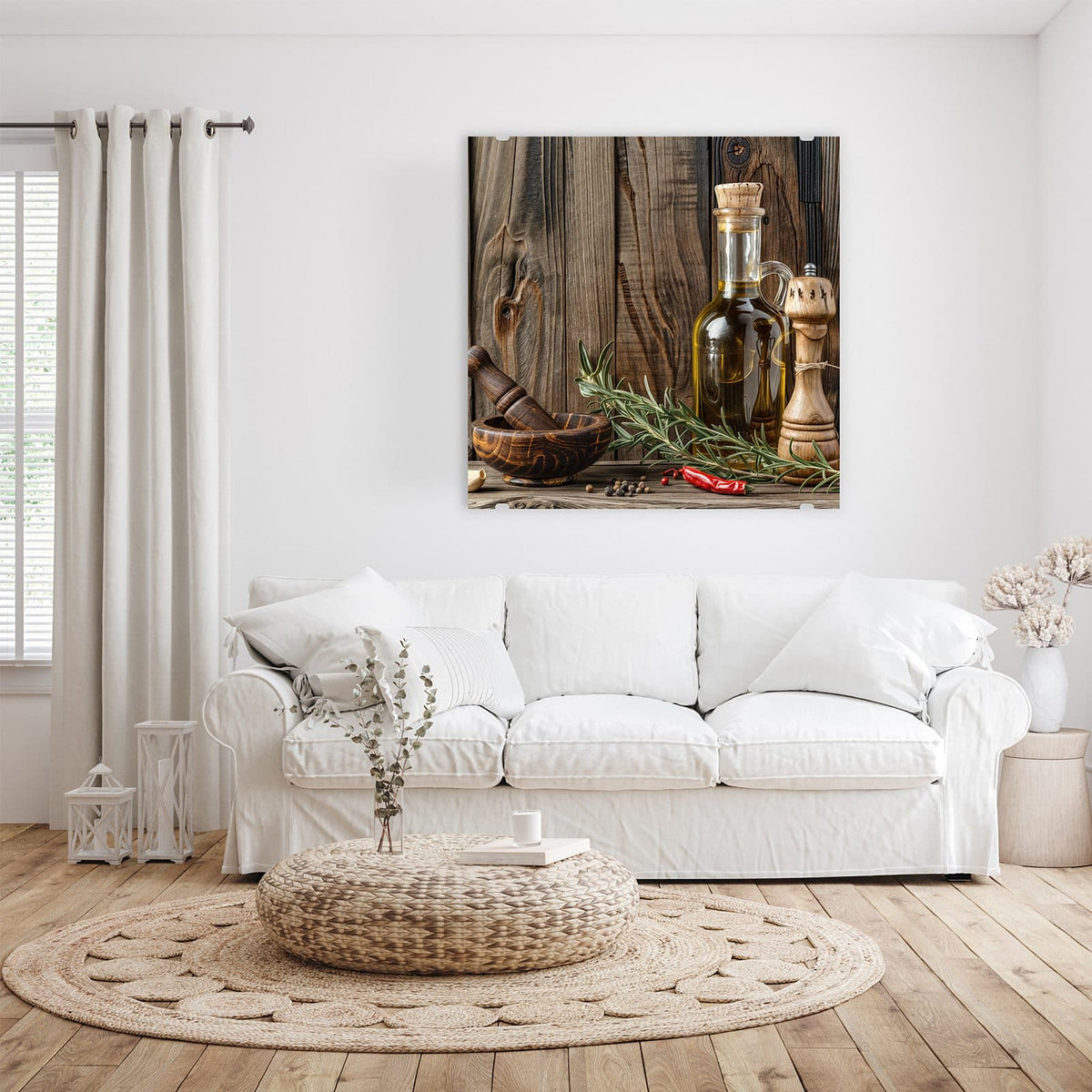 Glasbild Mörser und Olivenöl an der Wand – Holzmörser mit Stößel, Olivenölkaraffe, Pfeffermühle und Rosmarin vor einer Holzwand