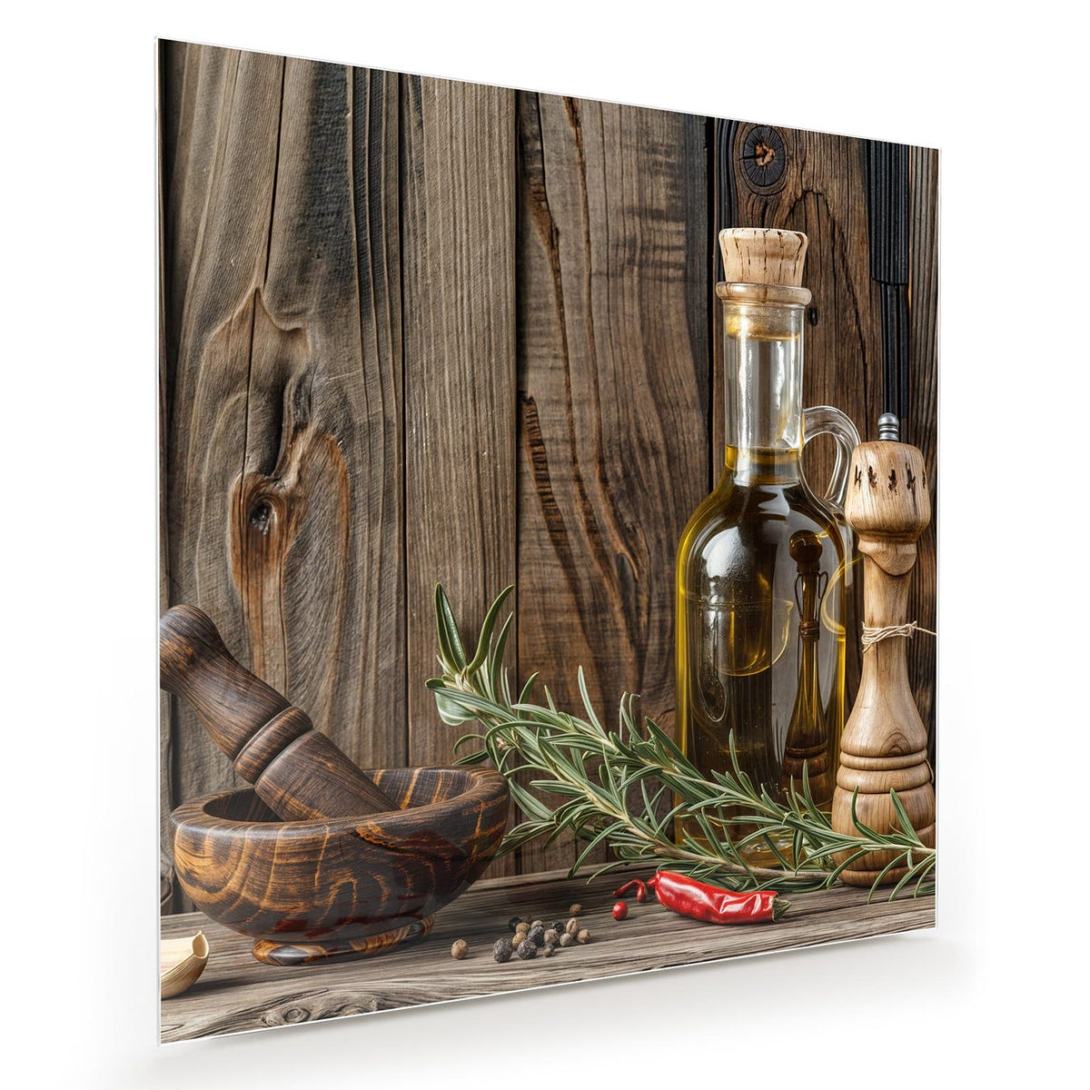 Holzmörser mit Stößel, Olivenölkaraffe, Pfeffermühle und Rosmarin vor einer Holzwand